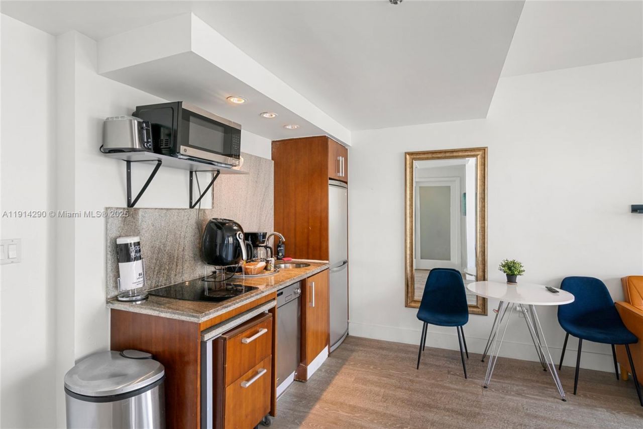 1060 Ocean Dr, Unit D307, Miami Beach, FL 33139 Photo