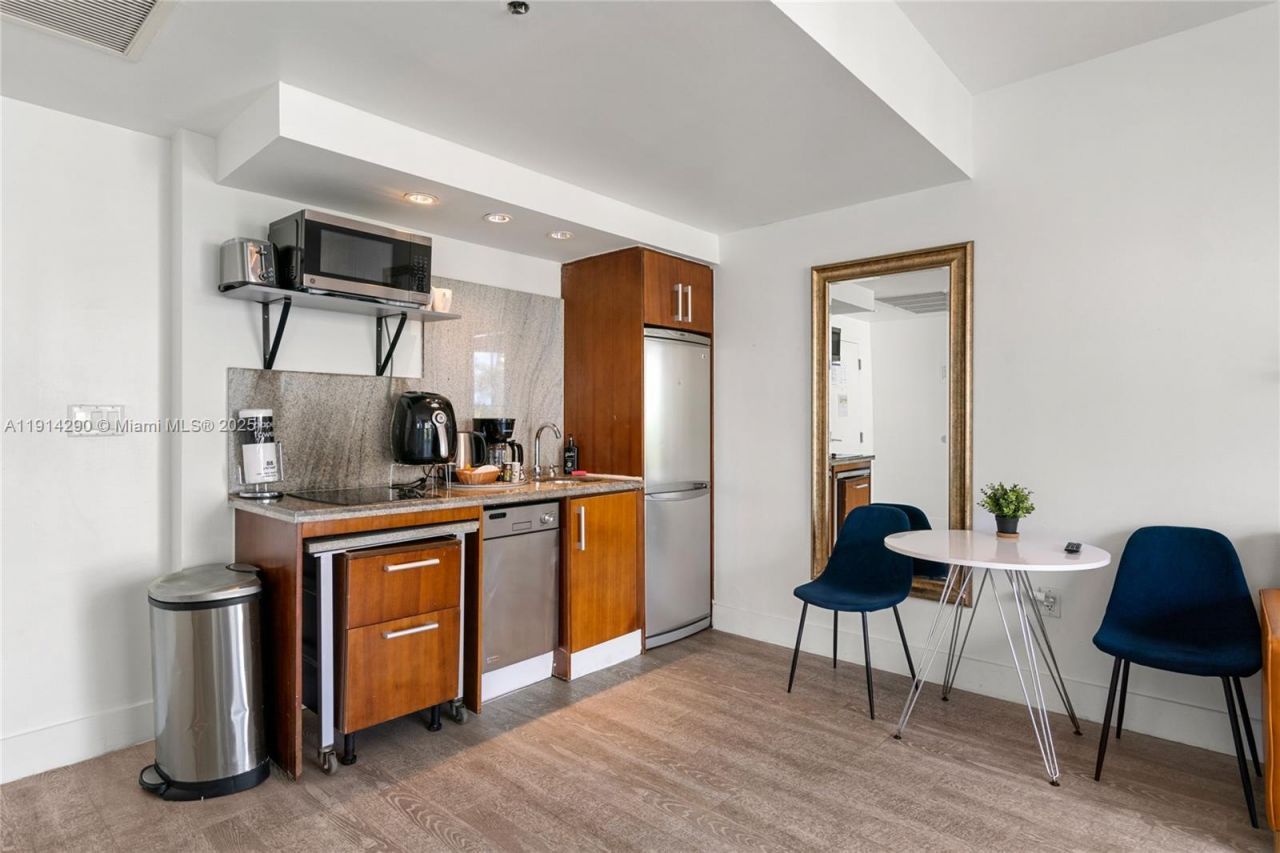 1060 Ocean Dr, Unit D307, Miami Beach, FL 33139 Photo