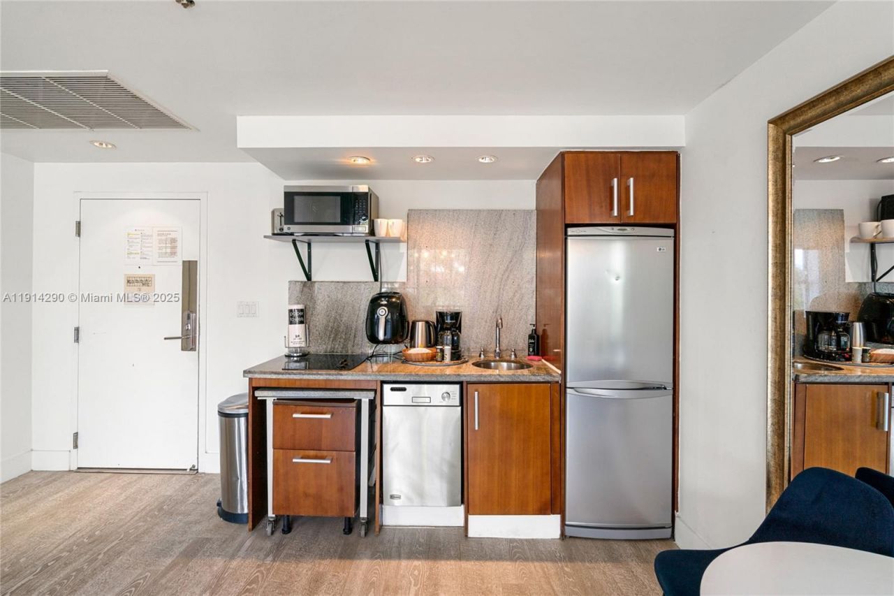 1060 Ocean Dr, Unit D307, Miami Beach, FL 33139 Photo