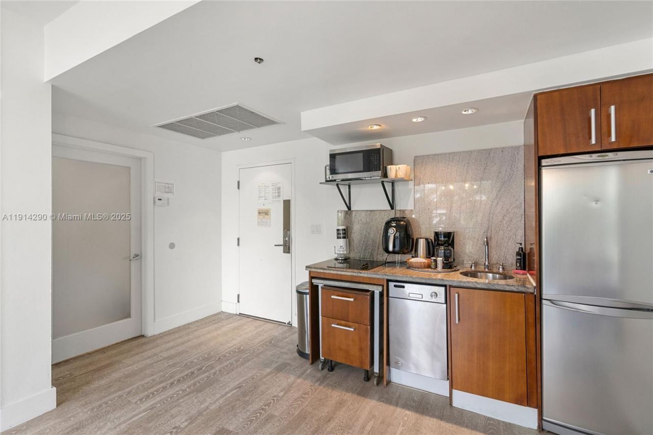 1060 Ocean Dr, Unit D307, Miami Beach, FL 33139 Photo