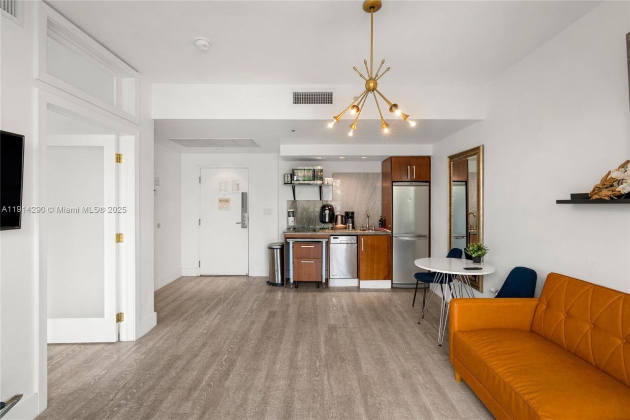 1060 Ocean Dr, Unit D307, Miami Beach, FL 33139 Photo