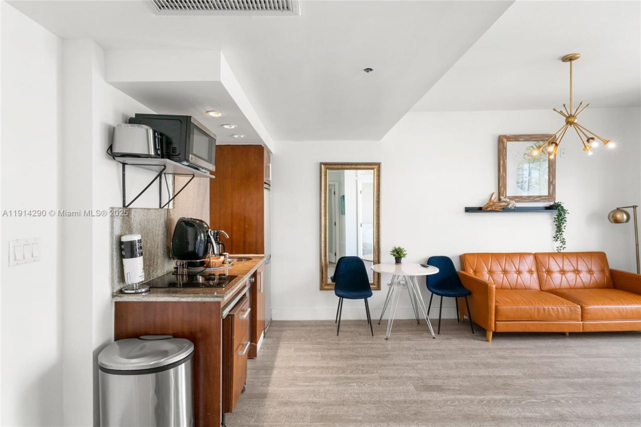 1060 Ocean Dr, Unit D307, Miami Beach, FL 33139 Photo