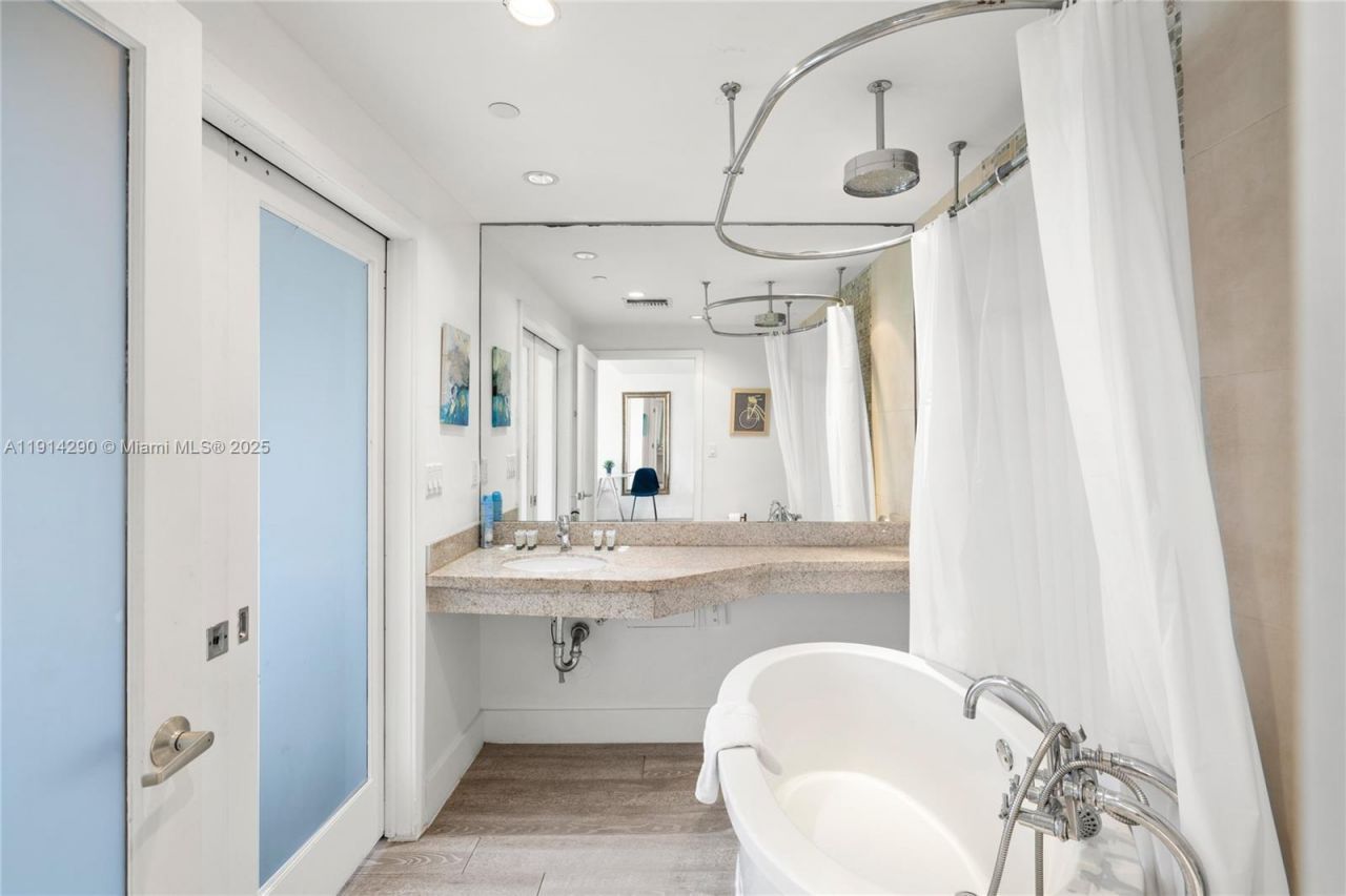 1060 Ocean Dr, Unit D307, Miami Beach, FL 33139 Photo