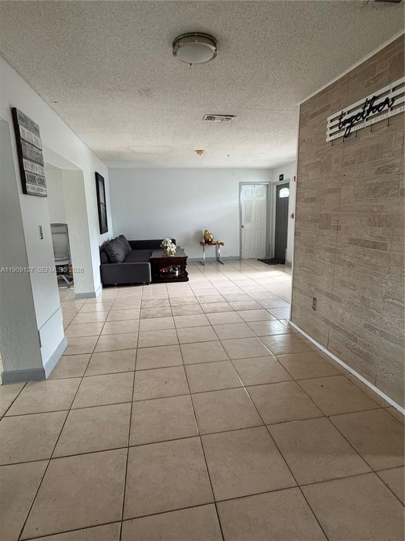 17902 NW 81st Ct, Hialeah, FL 33015 Photo