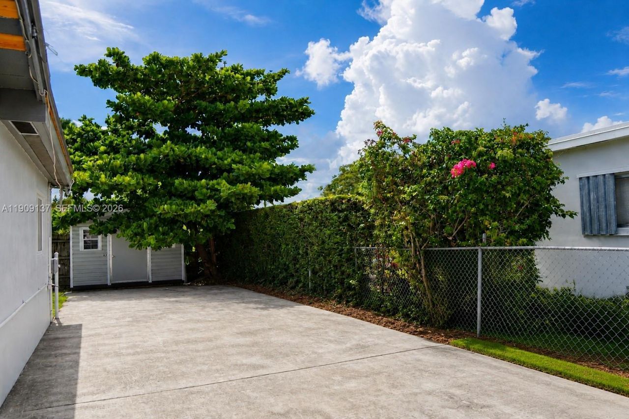 17902 NW 81st Ct, Hialeah, FL 33015 Photo