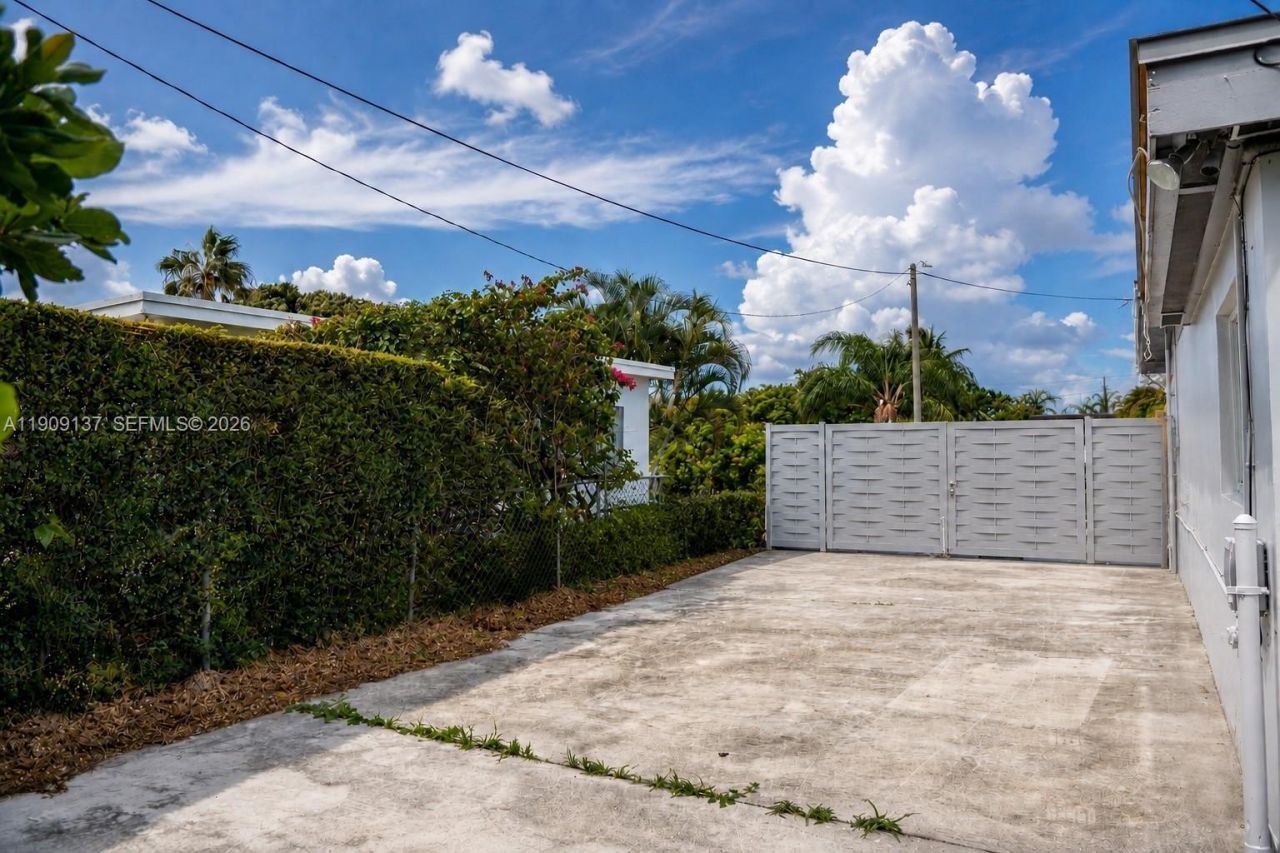 17902 NW 81st Ct, Hialeah, FL 33015 Photo