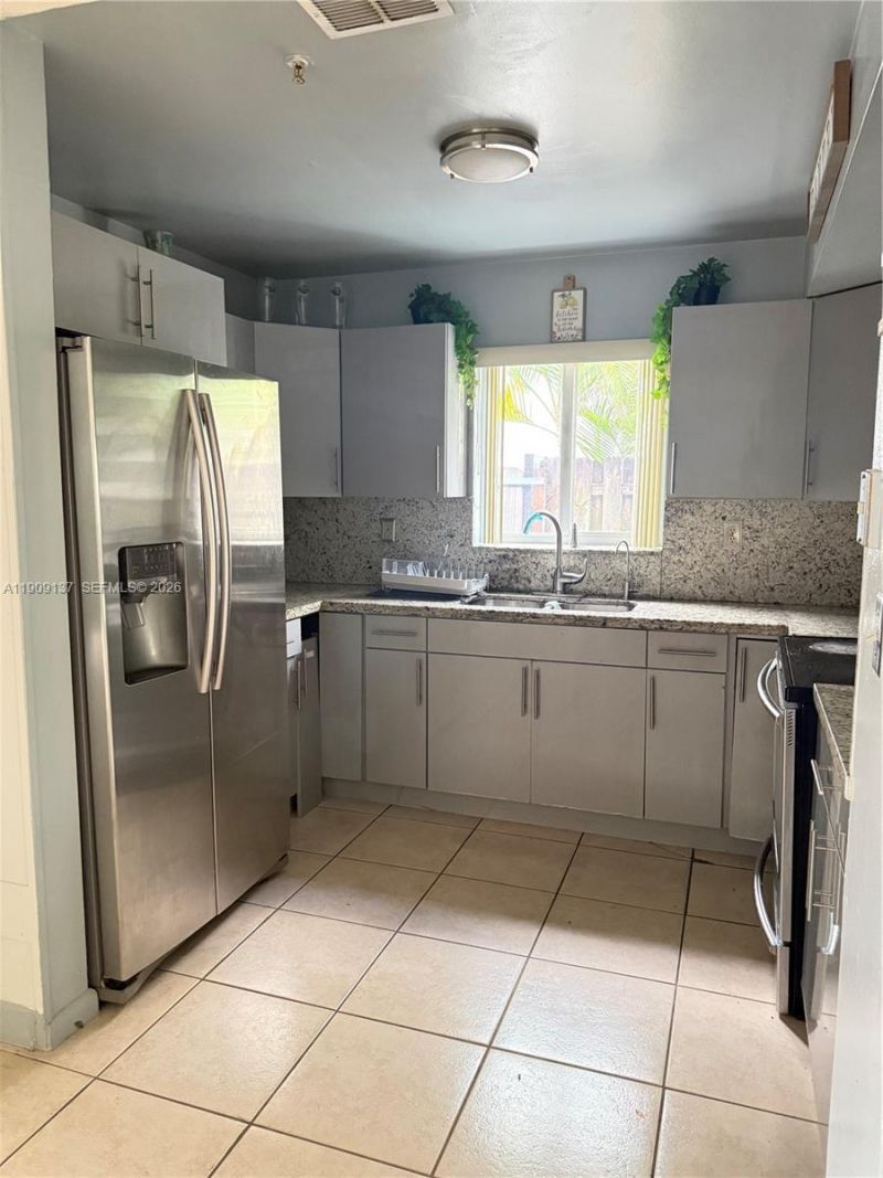 17902 NW 81st Ct, Hialeah, FL 33015 Photo