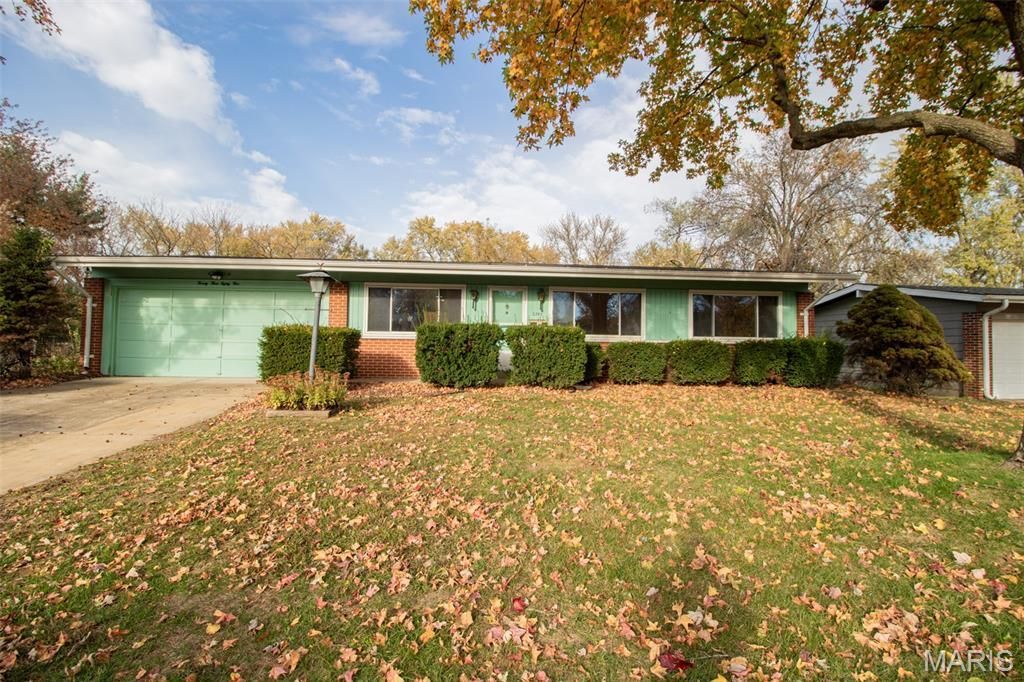 2385 Palomino Lane, Florissant, MO 63033 Main Photo