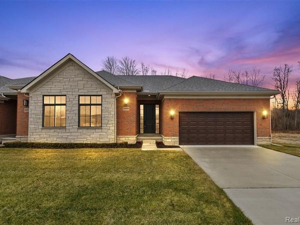 55589 Oak Pointe, Shelby Twp, MI 48315