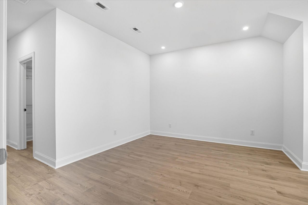 532-536 Hayes Park Boulevard Photo 13