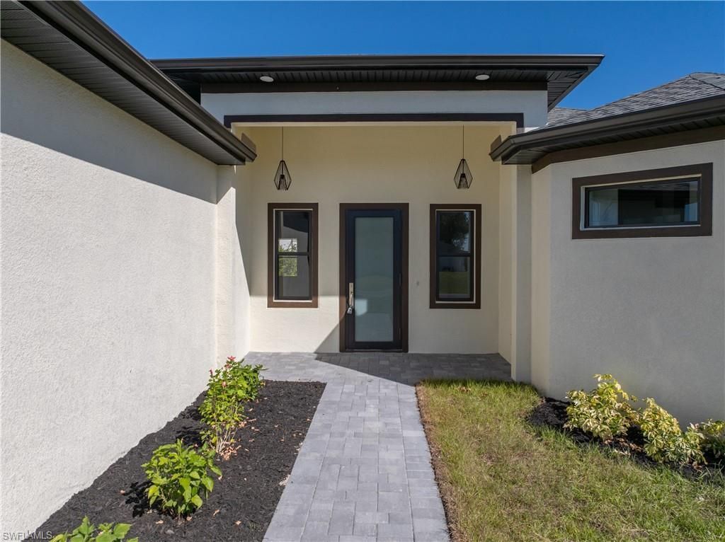 100 Zobora Cir, Fort Myers, FL 33913 Photo