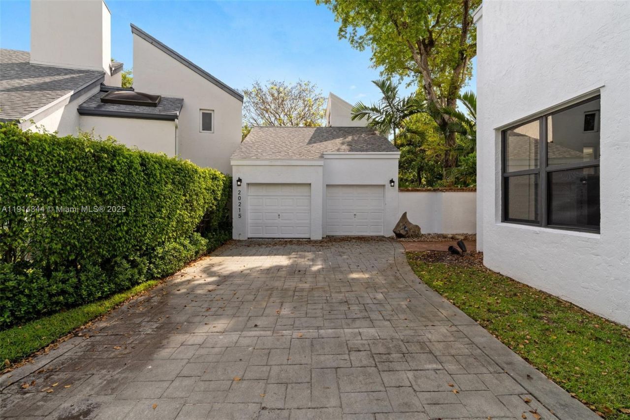 20215 W Oak Haven Cir, Miami, FL 33179 Photo