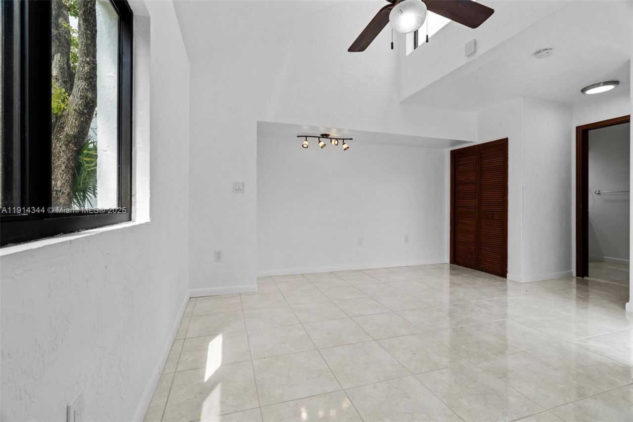 20215 W Oak Haven Cir, Miami, FL 33179 Photo