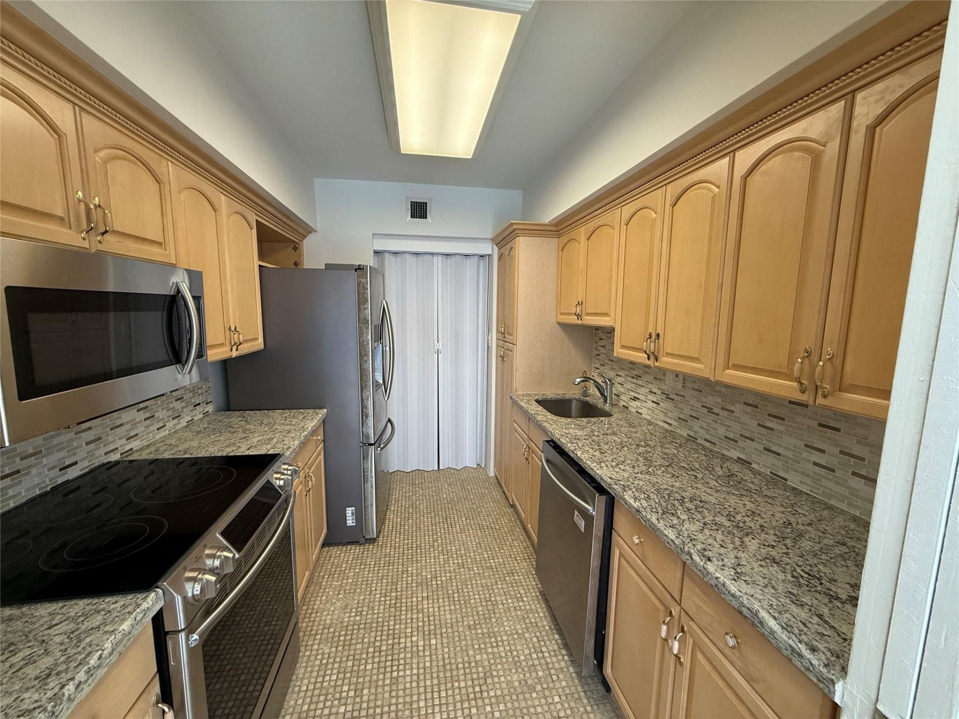 19707 Turnberry Way, Unit 8D, Miami, FL 33180 Photo