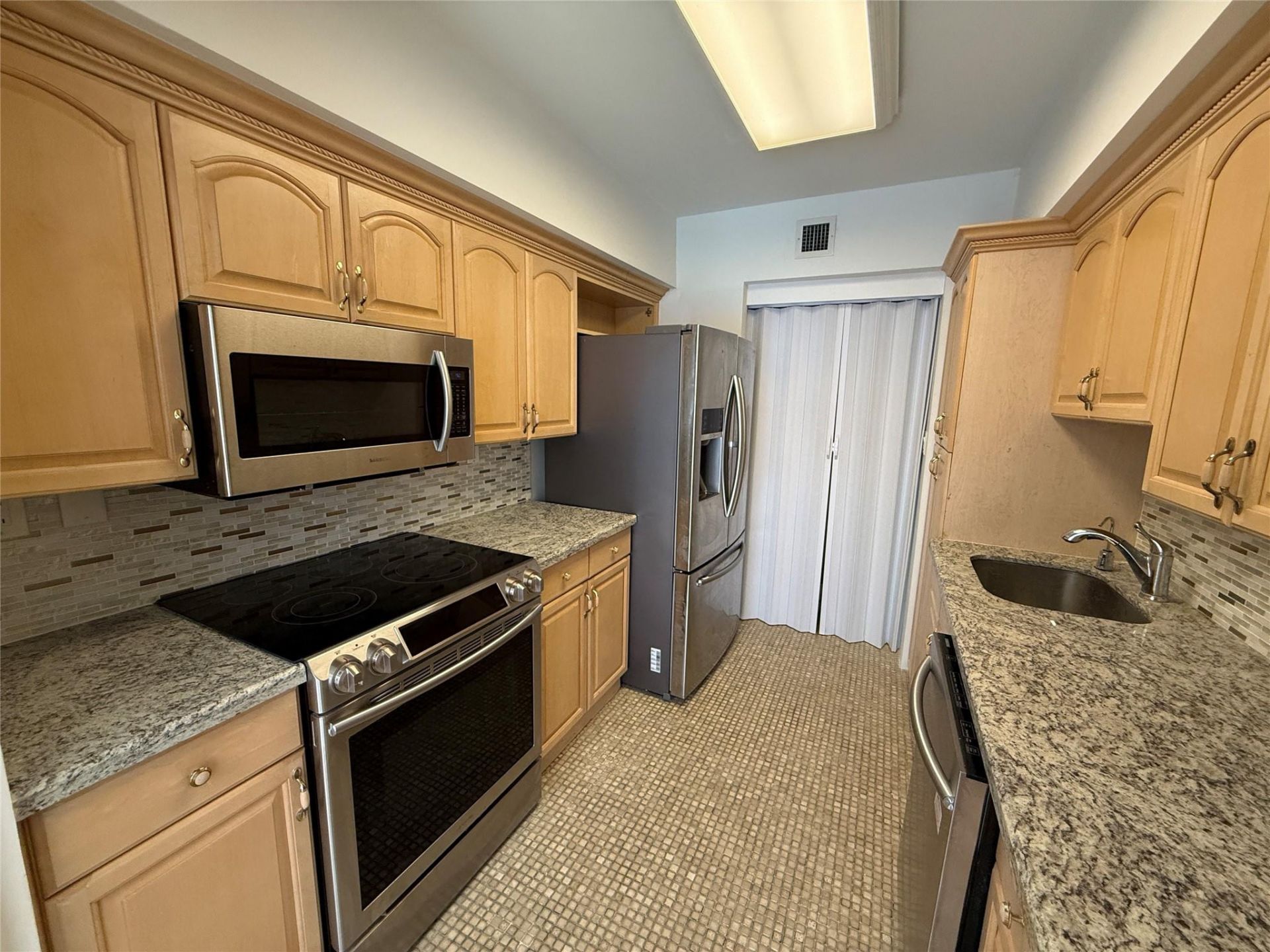 19707 Turnberry Way, Unit 8D, Miami, FL 33180 Photo