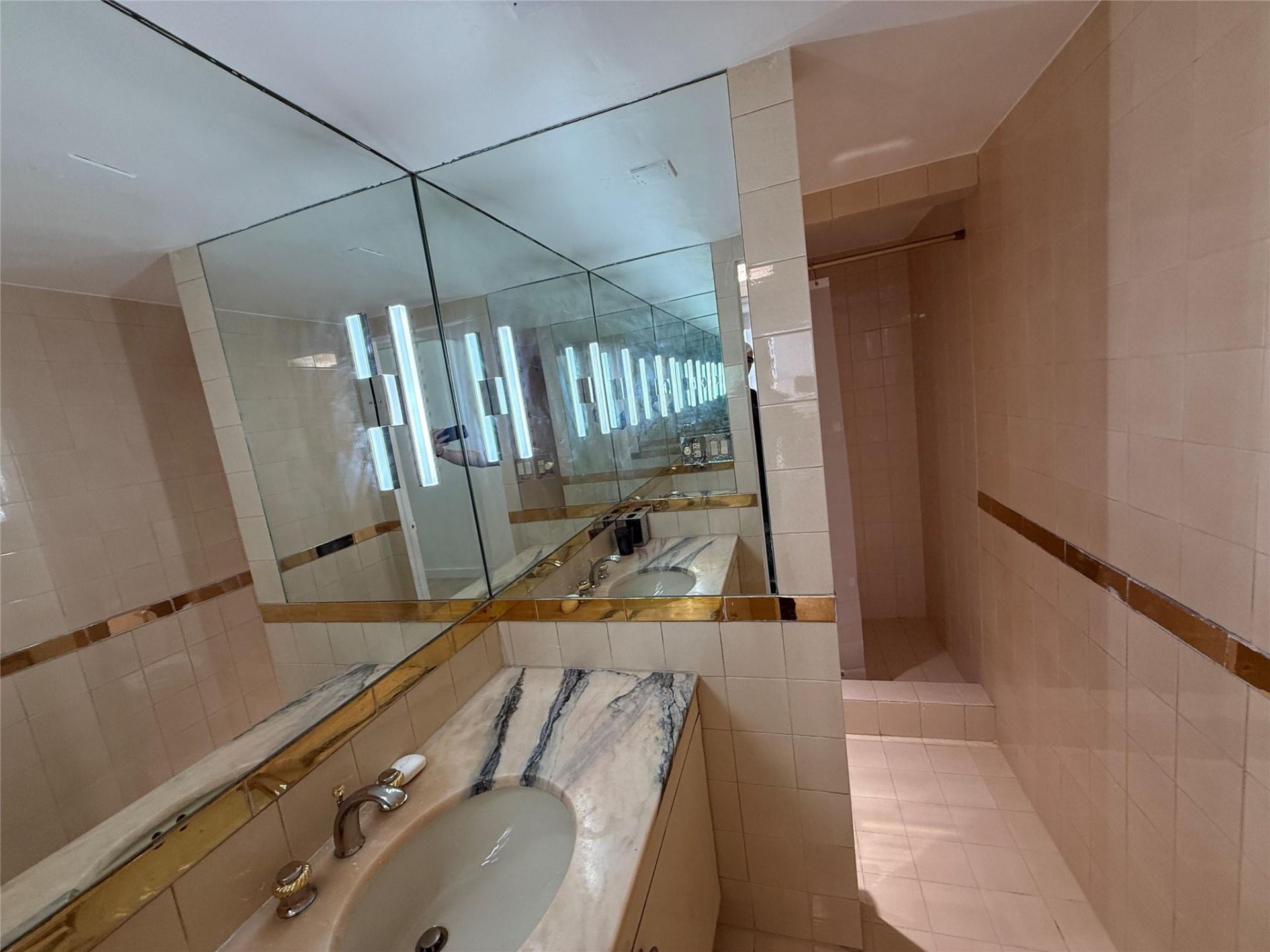 19707 Turnberry Way, Unit 8D, Miami, FL 33180 Photo