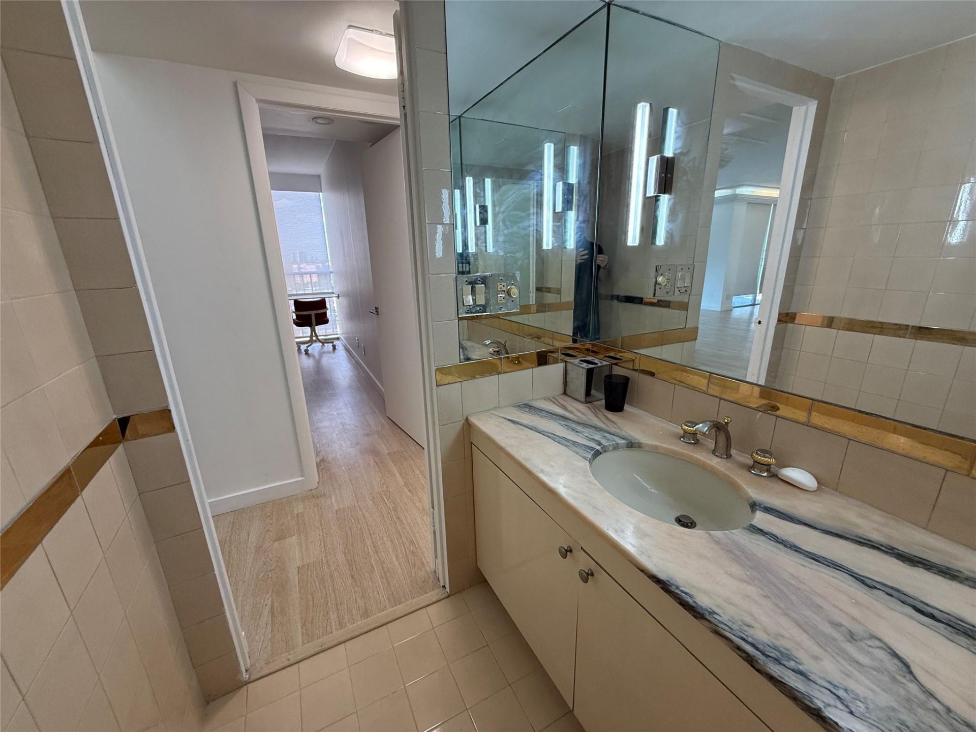 19707 Turnberry Way, Unit 8D, Miami, FL 33180 Photo