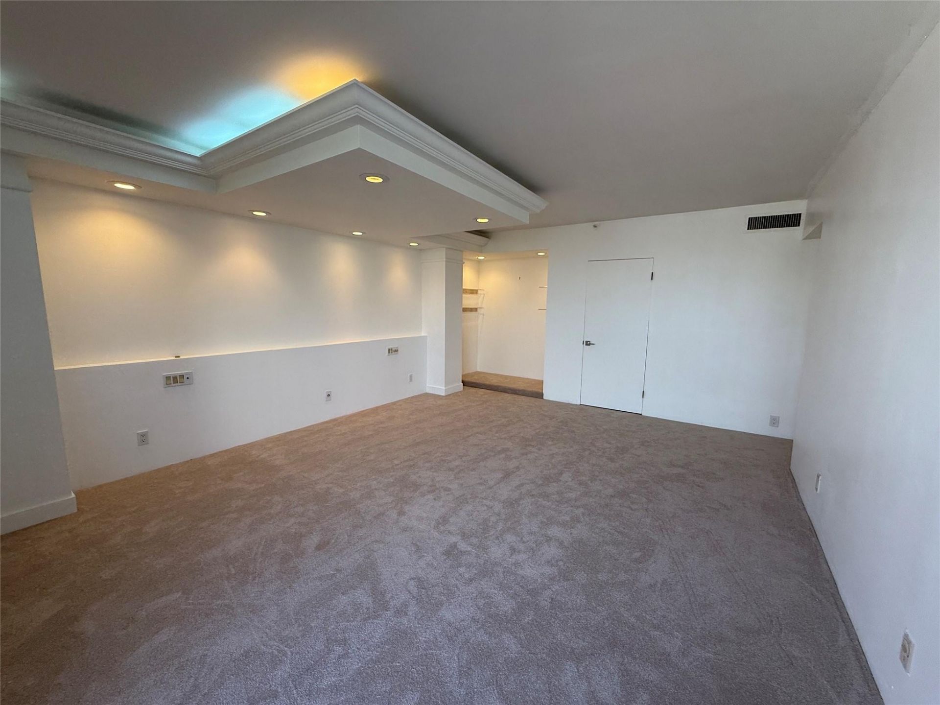 19707 Turnberry Way, Unit 8D, Miami, FL 33180 Photo