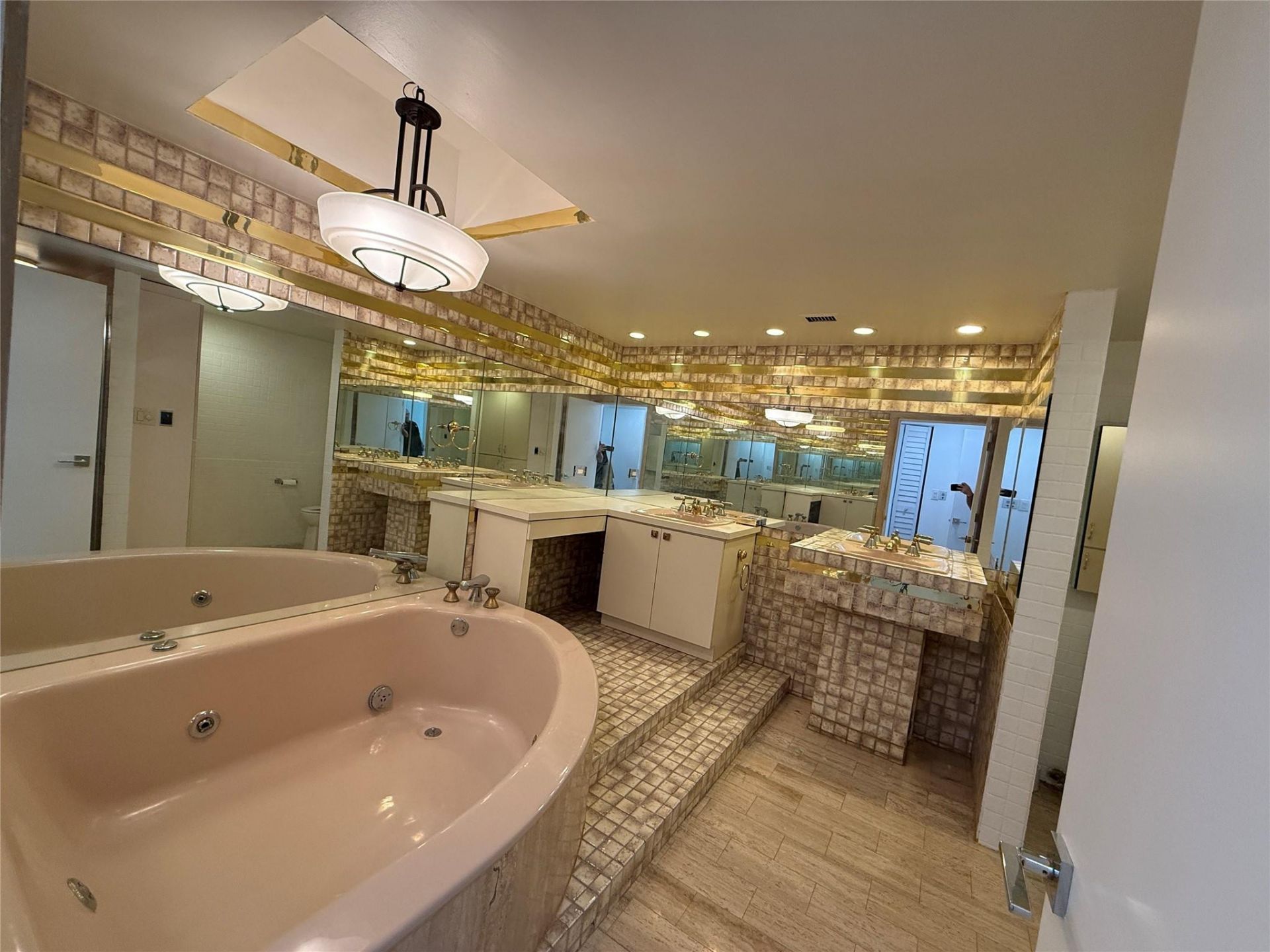 19707 Turnberry Way, Unit 8D, Miami, FL 33180 Photo