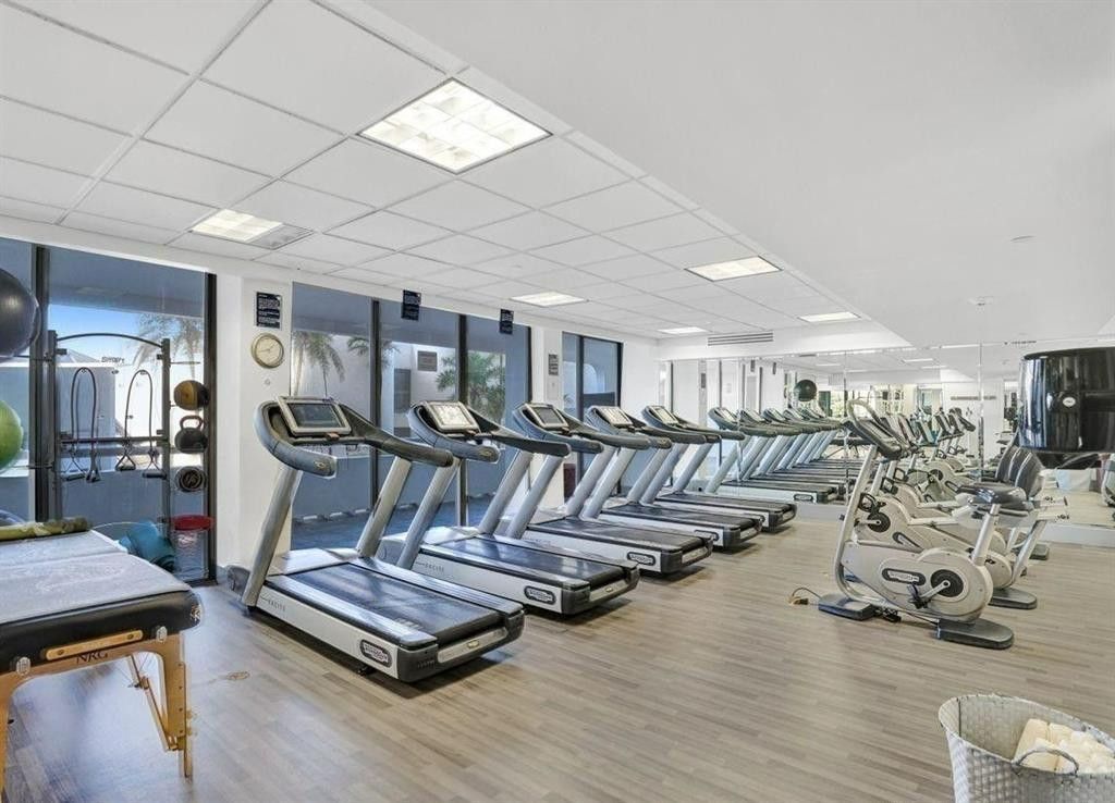 19707 Turnberry Way, Unit 8D, Miami, FL 33180 Photo