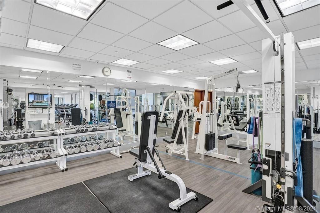 19707 Turnberry Way, Unit 8D, Miami, FL 33180 Photo