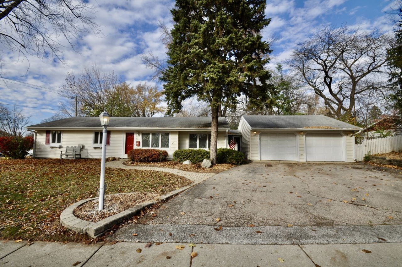 1930 W Weathersfield Way, Schaumburg, IL 60193 Main Photo