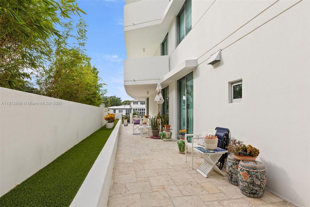 9400 W Bay Harbor Dr, Unit 101, Bay Harbor Islands, FL 33154 Photo