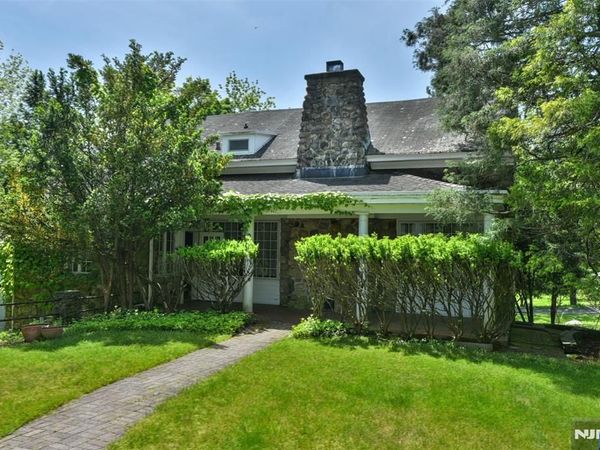 584 W Saddle River Road, Upper Saddle River, NJ 07458