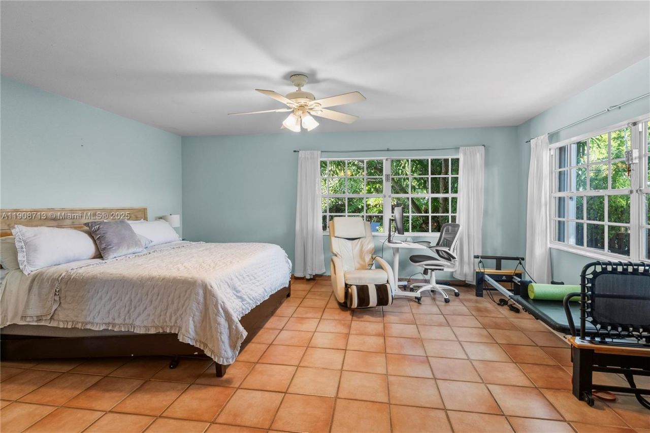 1875 Alamanda Dr, North Miami, FL 33181 Photo