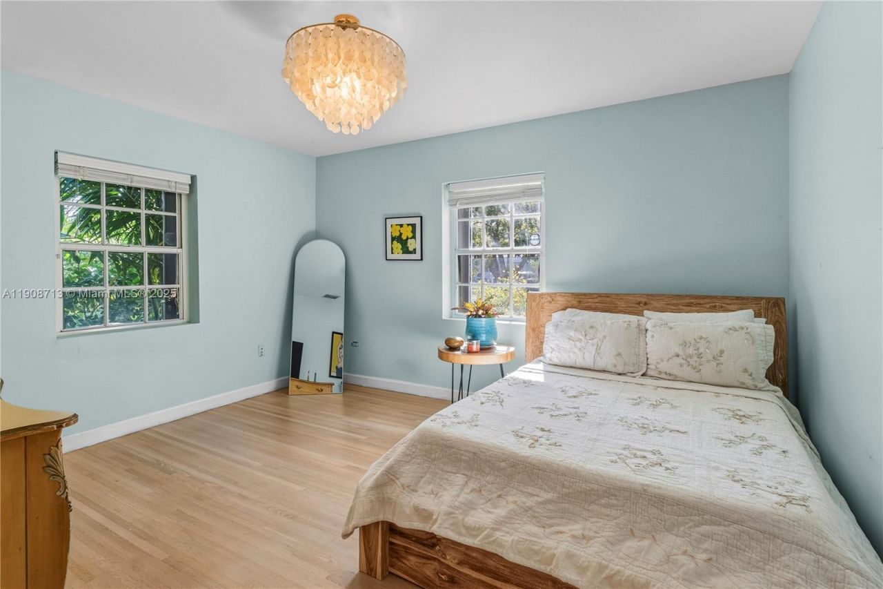 1875 Alamanda Dr, North Miami, FL 33181 Photo