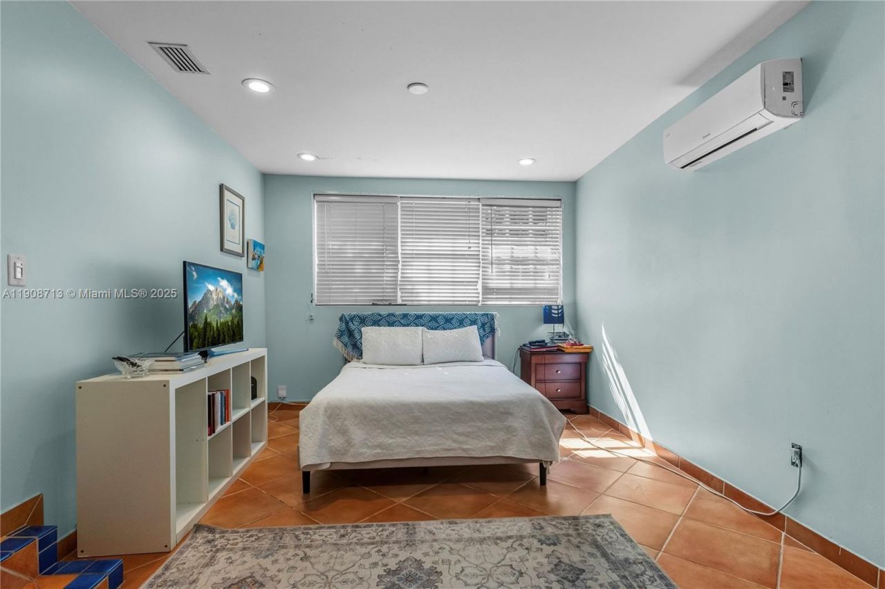 1875 Alamanda Dr, North Miami, FL 33181 Photo