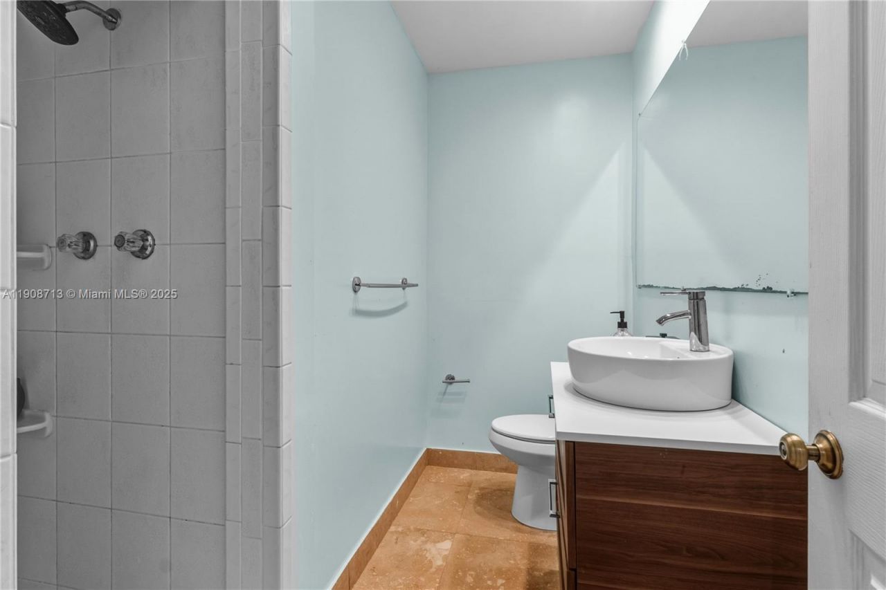 1875 Alamanda Dr, North Miami, FL 33181 Photo