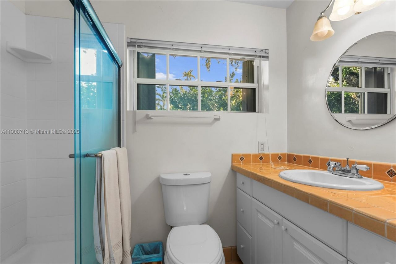 1875 Alamanda Dr, North Miami, FL 33181 Photo