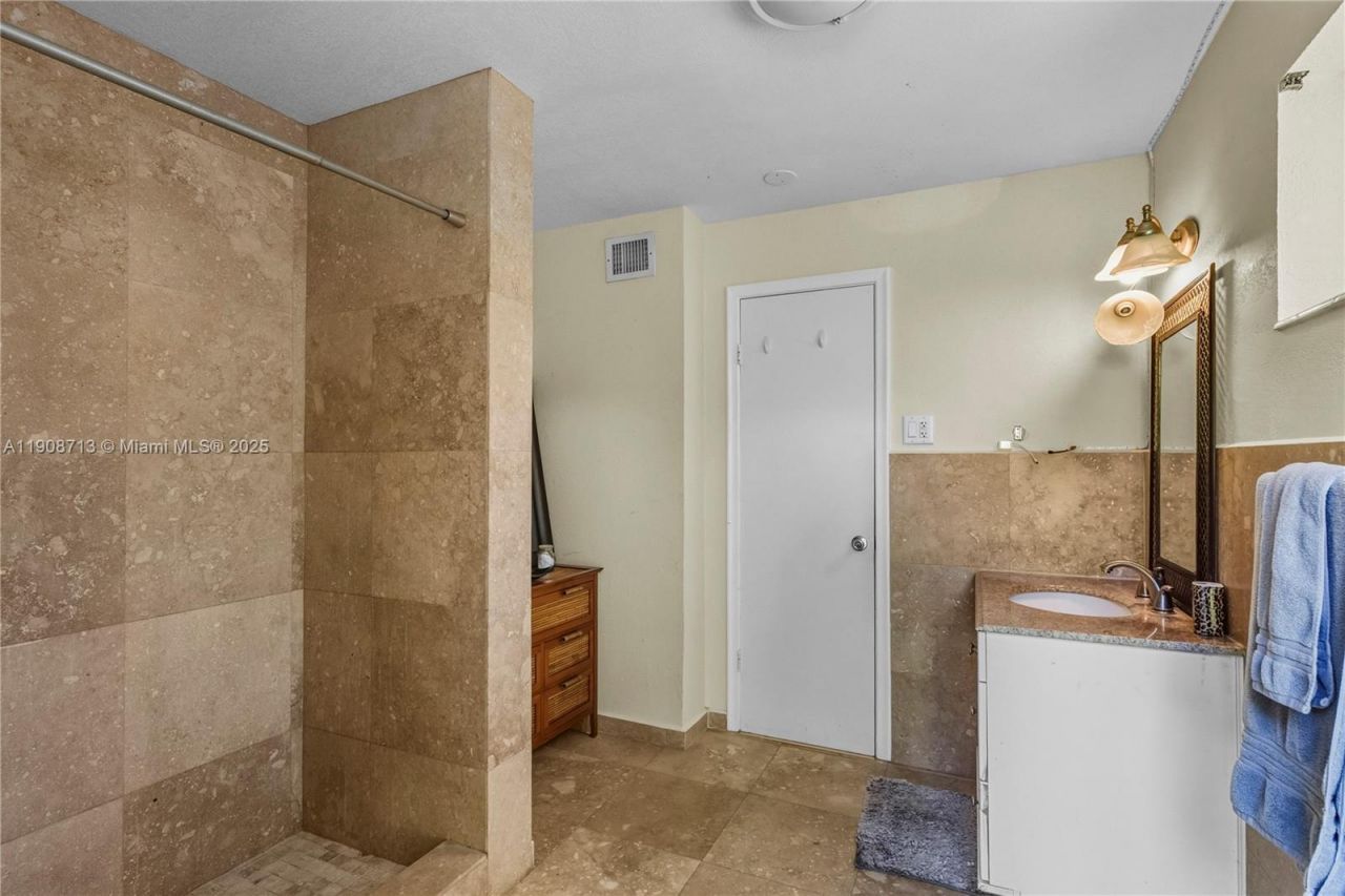 1875 Alamanda Dr, North Miami, FL 33181 Photo