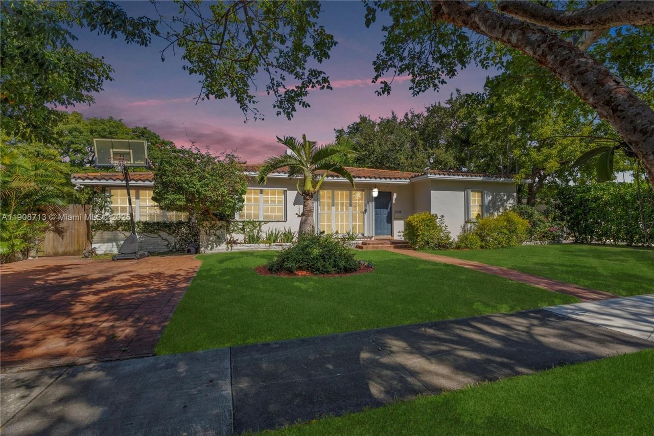 1875 Alamanda Dr, North Miami, FL 33181 Photo