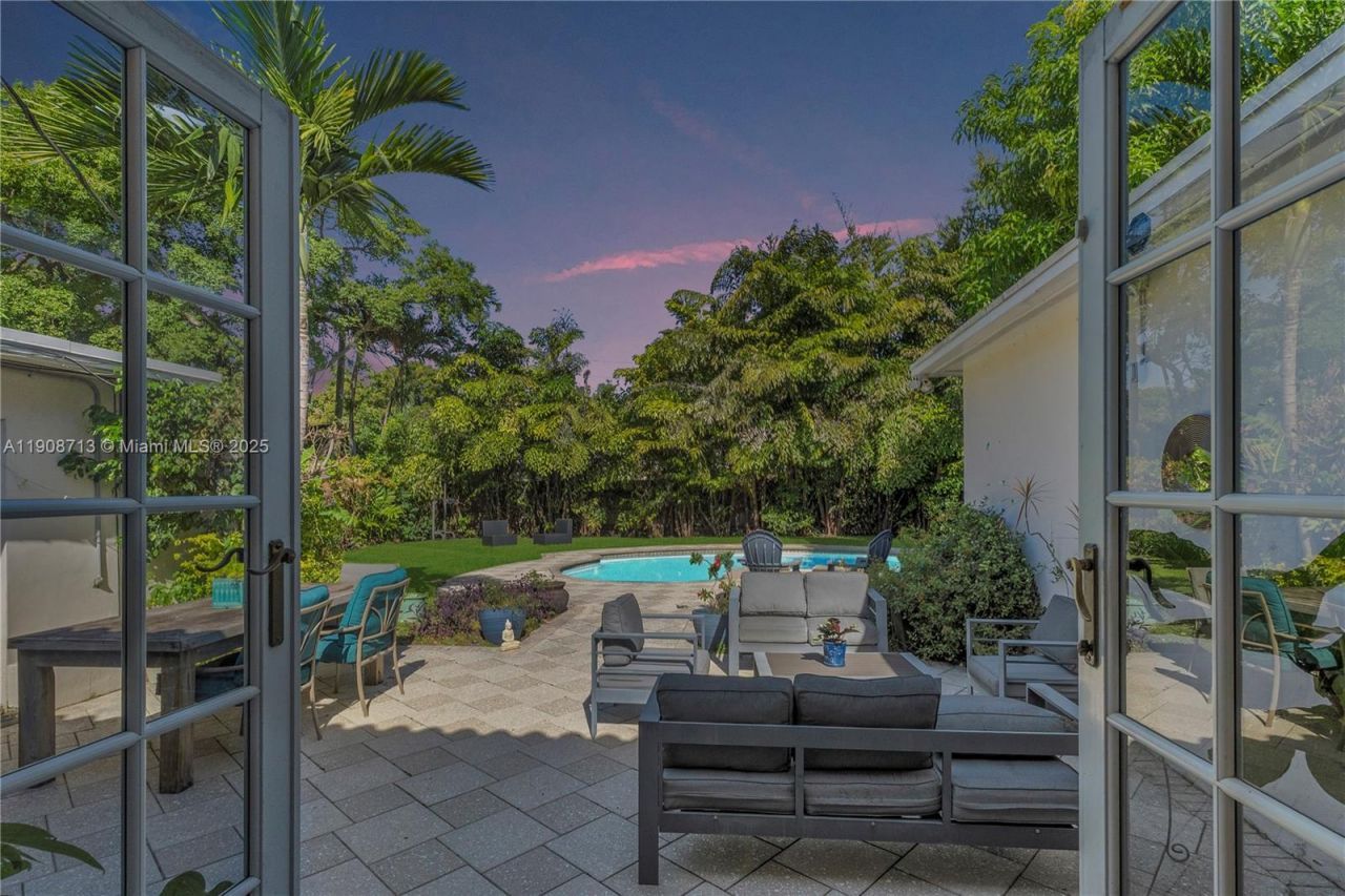 1875 Alamanda Dr, North Miami, FL 33181 Photo