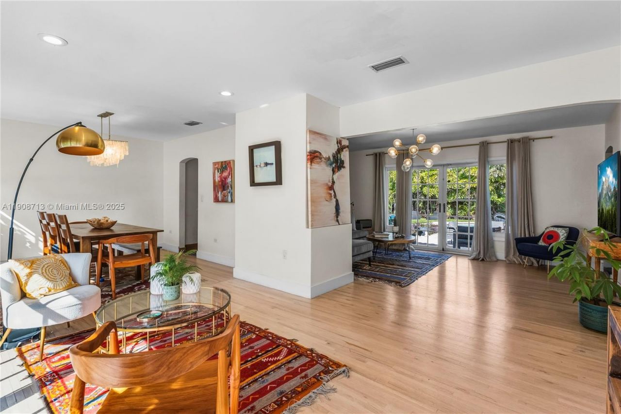 1875 Alamanda Dr, North Miami, FL 33181 Photo