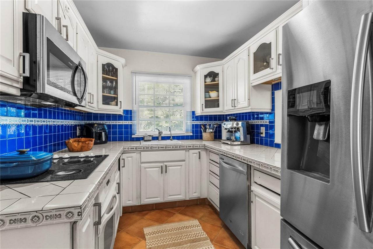 1875 Alamanda Dr, North Miami, FL 33181 Photo