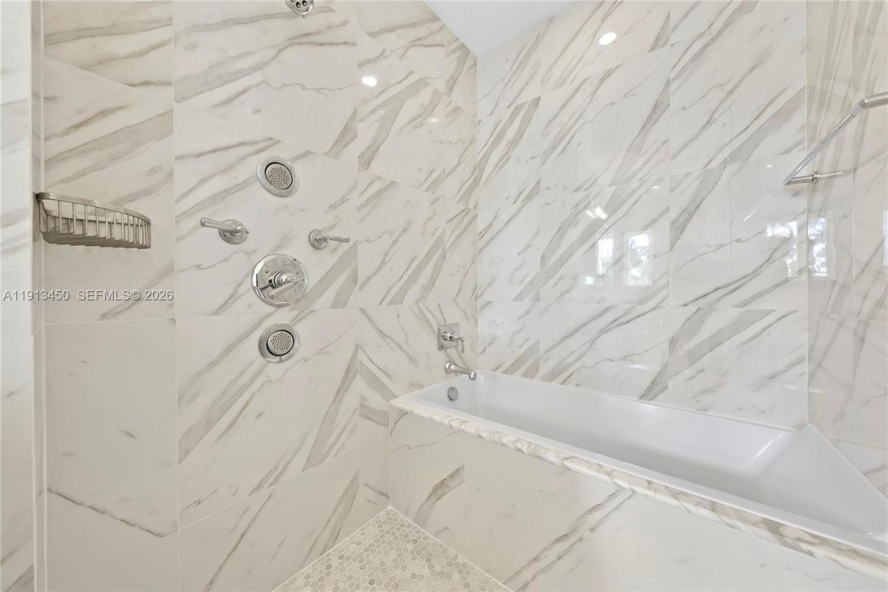 5800 La Gorce Dr, Miami Beach, FL 33140 Photo