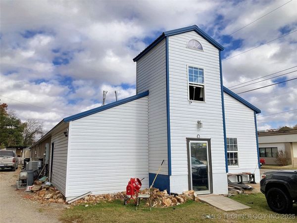 704 S Muskogee Avenue, Tahlequah, OK 74464