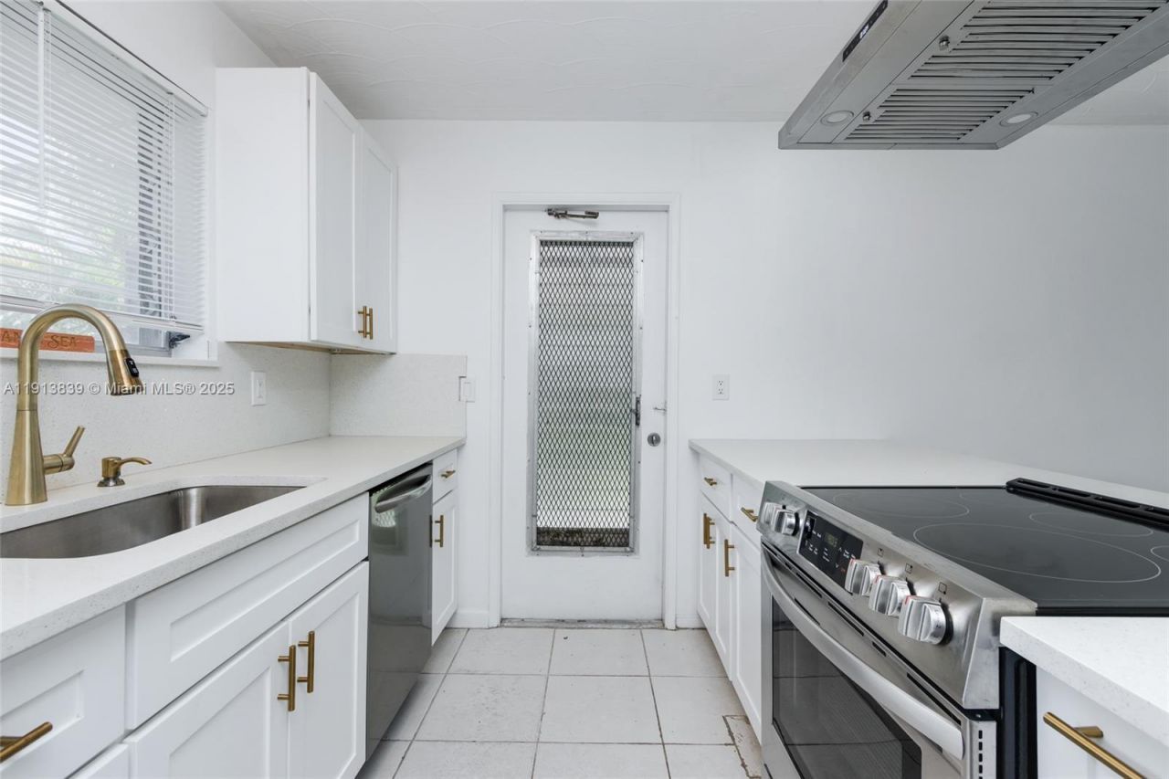 2513 NE 33 Rd Ave, Fort Lauderdale, FL 33305 Photo