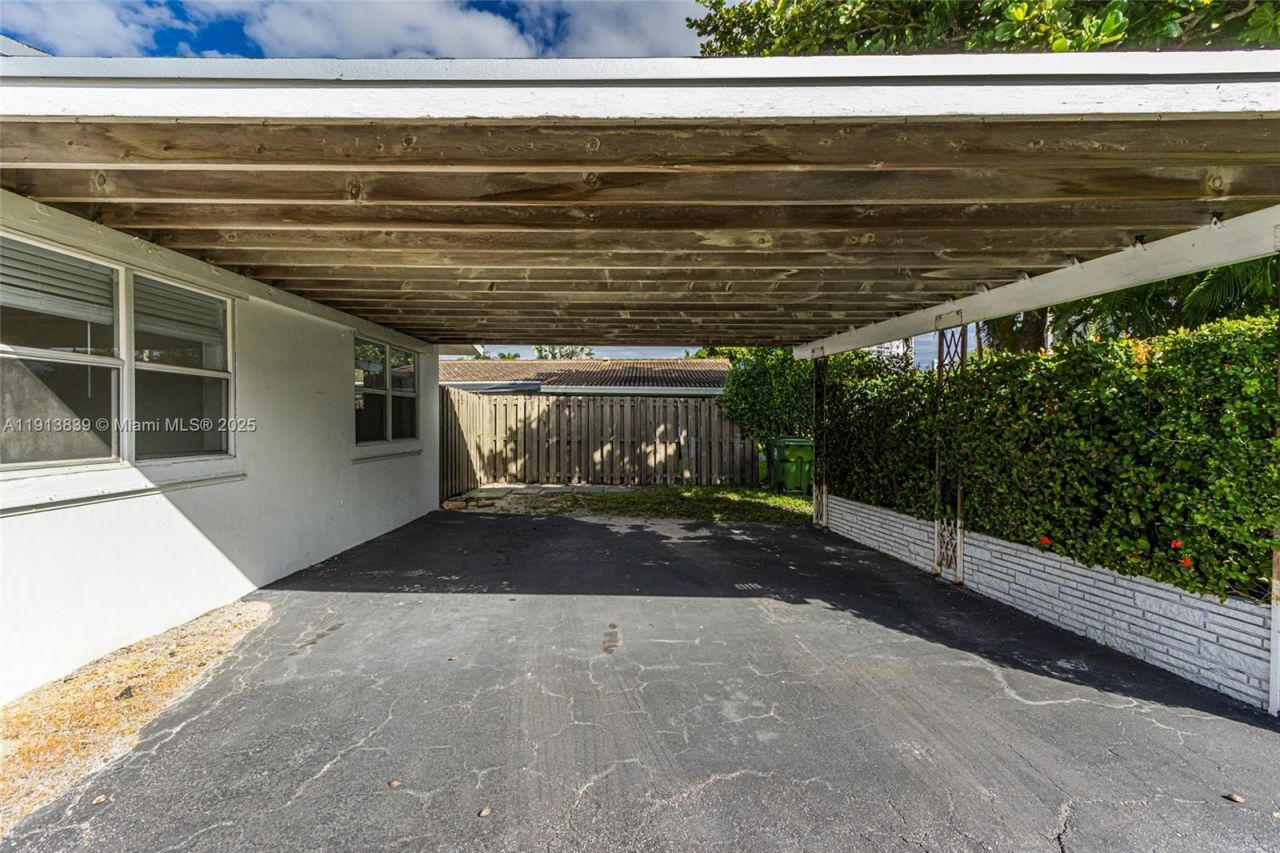 2513 NE 33 Rd Ave, Fort Lauderdale, FL 33305 Photo