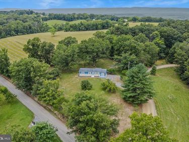 35 SLEEPYVIEW LANE, BERKELEY SPRINGS, WV 25411