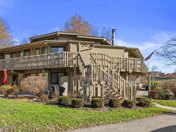 701 Country Club Dr, Unit E, Fontana, WI 53125