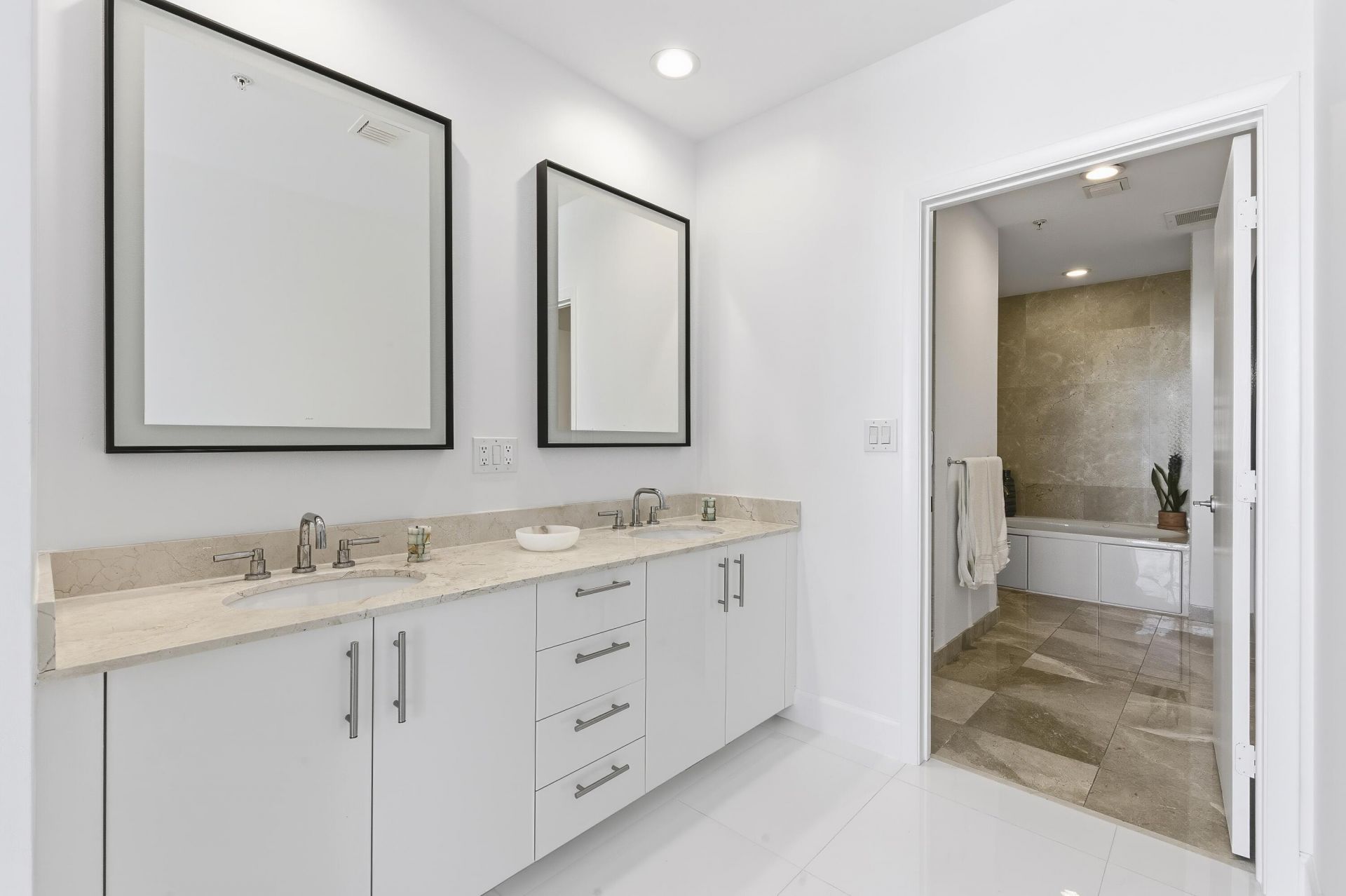 550 Okeechobee Boulevard, Unit 911, West Palm Beach, FL 33401 Photo