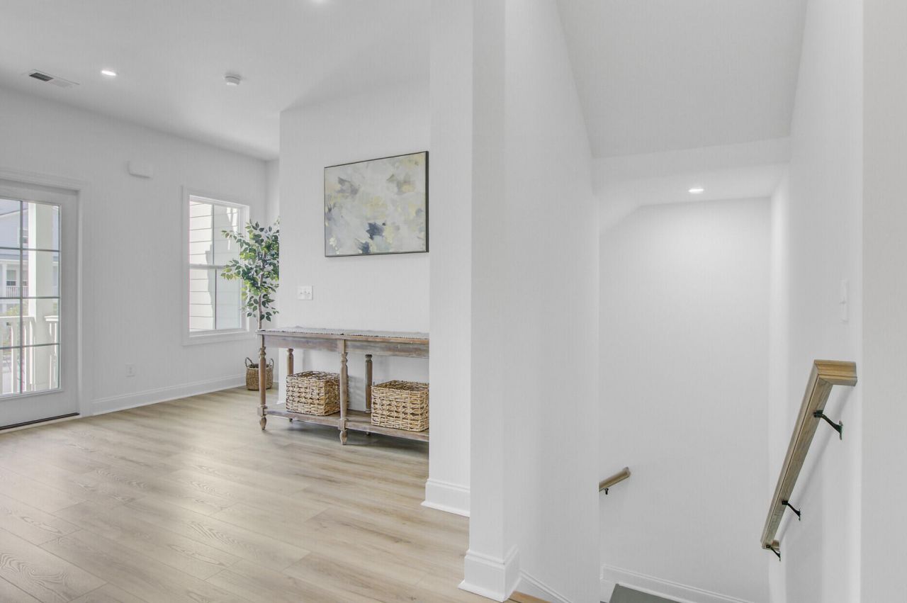 637 N Laurel Street Photo 12