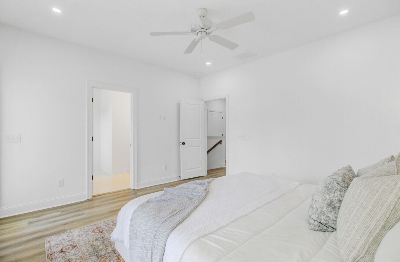 637 N Laurel Street Photo 32