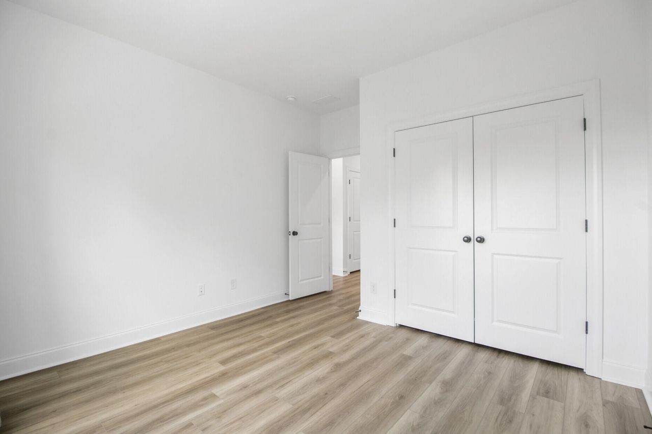 637 N Laurel Street Photo 37