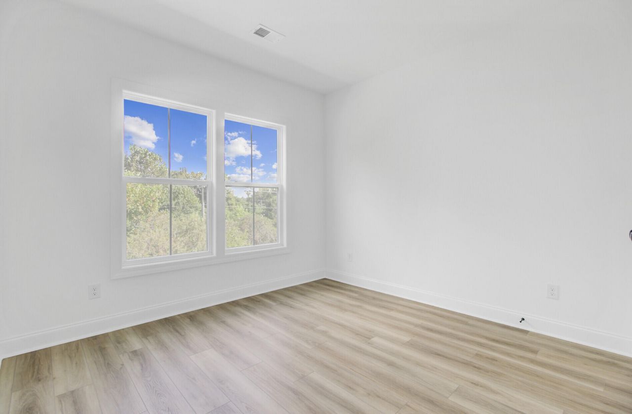 637 N Laurel Street Photo 40