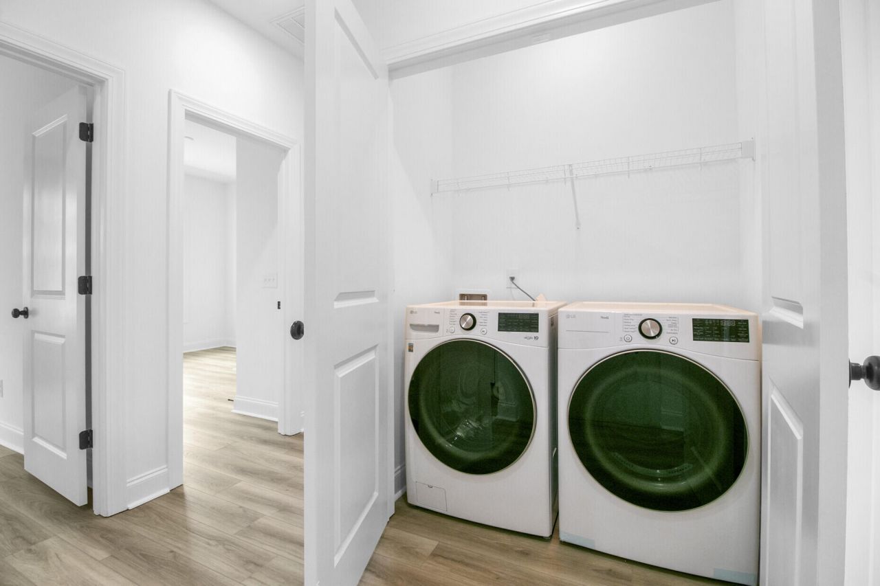 637 N Laurel Street Photo 42